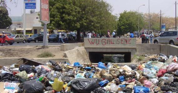 [Video] Une femme jétte son bèbè dans un canal à Ngor
