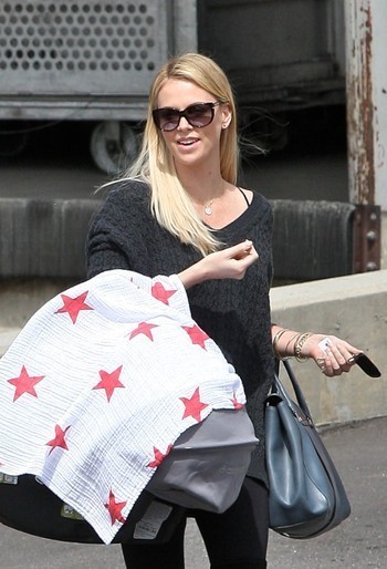 Photo : Charlize Theron en balade avec son fiston