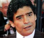 Diego Maradona s'en prend à des supporters pour protéger sa fiancée