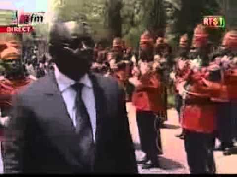 [Vidéo] Macky reçoit les honneurs et quitte le Palais