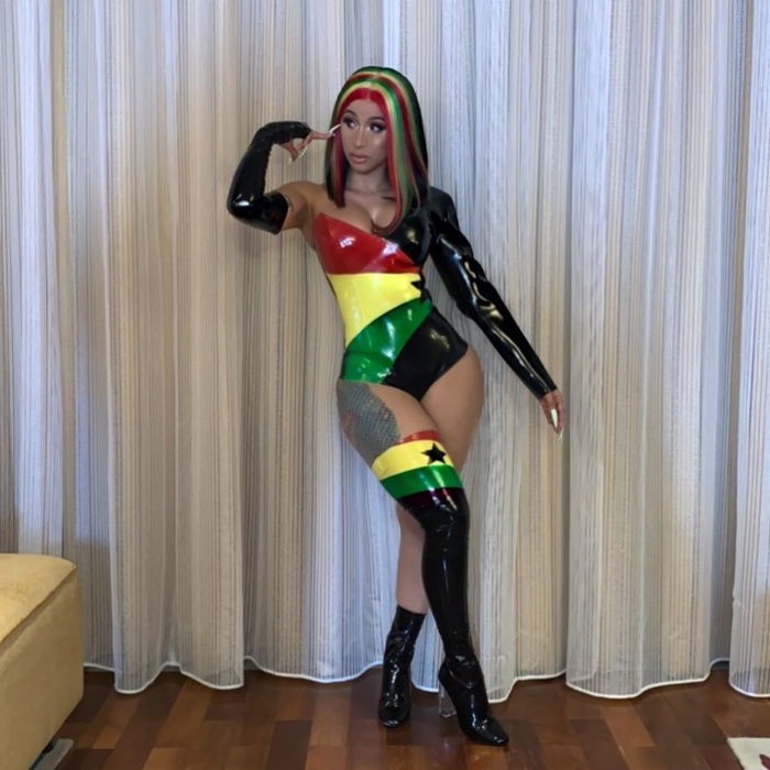 Cardi B: En séjour au Nigéria, l’attitude de la chanteuse en boîte de nuit indigne la toile