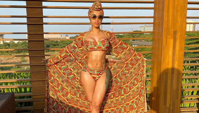 Cardi B: En séjour au Nigéria, l’attitude de la chanteuse en boîte de nuit indigne la toile