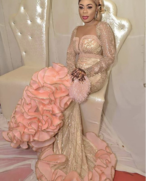 PHOTOS - Cette mariée fait sensation sur la toile avec ses belles tenues PHOTOS - Cette mariée fait sensation sur la toile avec ses belles tenues