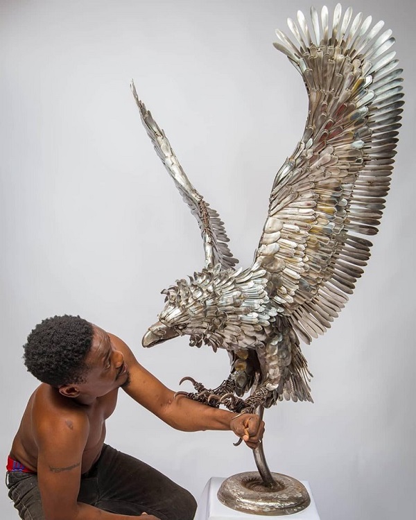 Abinoro Collins: Le Nigérian qui réalise d’incroyables sculptures grandeur nature avec des cuillères