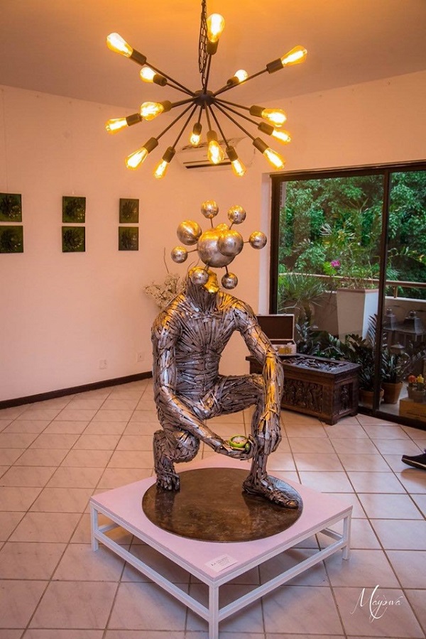 Abinoro Collins: Le Nigérian qui réalise d’incroyables sculptures grandeur nature avec des cuillères