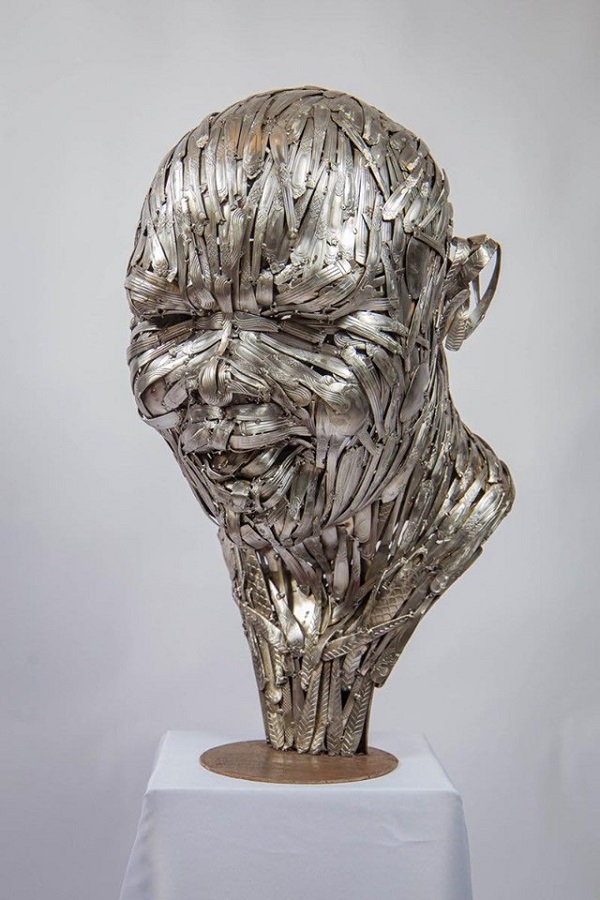 Abinoro Collins: Le Nigérian qui réalise d’incroyables sculptures grandeur nature avec des cuillères