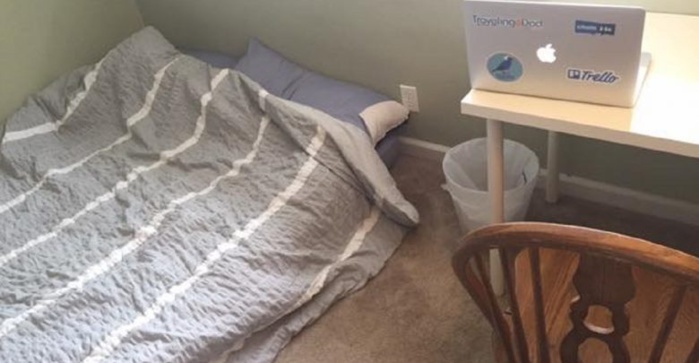 Une dame conseille aux femmes de ne pas sortir avec les hommes qui ont leur matelas au sol
