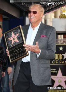 Adam West : Le premier et légendaire Batman reçoit la plus célèbre des étoiles
