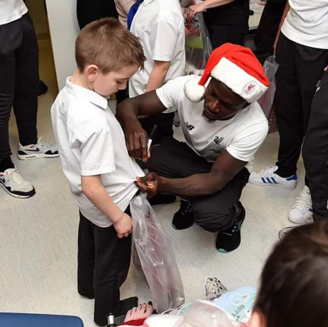 PHOTOS - Sadio Mané se déguise en père Noël dans un hôpital pour enfants …