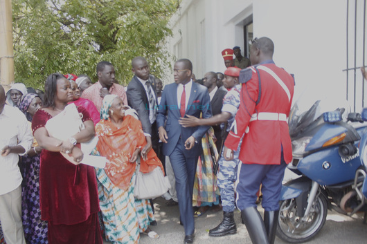 Incroyable! Alioune Sow bloqué devant les grilles du Palais