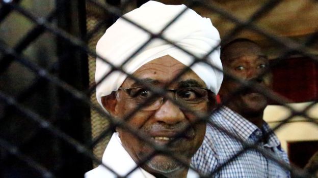 Au Soudan, l’ex-président Omar el-Béchir condamné à deux ans de "résidence surveillée" pour corruption