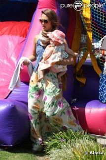 Jessica Alba et Gwen Stefani: Mamans lookées pour un dimanche de fête en famille