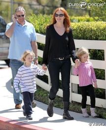 Marcia Cross : La belle rousse se balade avec son mari et ses adorables jumelles