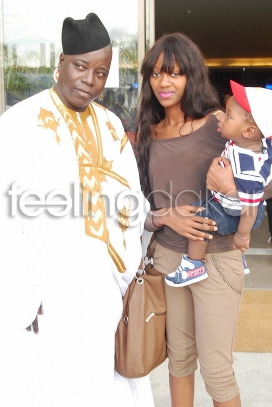 Kouthia pose avec une fan au bal des petits enfants de Pape Diouf!!!