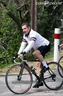 Nicolas Sarkozy s'offre une pause sportive, son fils Pierre poursuit sa tournée