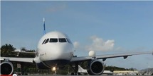 (VIDEO) Une jeune femme projetée sur un mur par le vent d'un avion