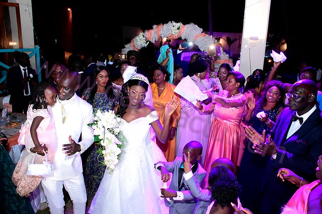 PHOTOS - Le mariage royal de Laurent Sène, DG de la chaîne d’hôtels Fleur de Lys et son épouse Aida Sène