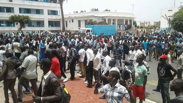 Ucad : Une grenade lacrymogène atterrit sur la poitrine d’un étudiant
