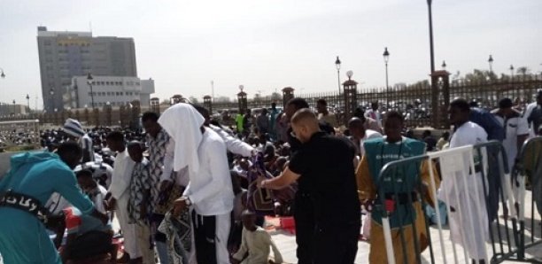 Photo: Maitre Gims prie avec ses lunettes à Massalikul Jinan