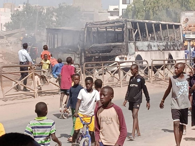 Urgent: Collège Yacinthe Thiandoum, deux bus prennent feu