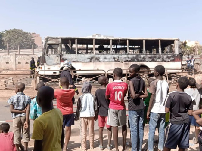 Urgent: Collège Yacinthe Thiandoum, deux bus prennent feu