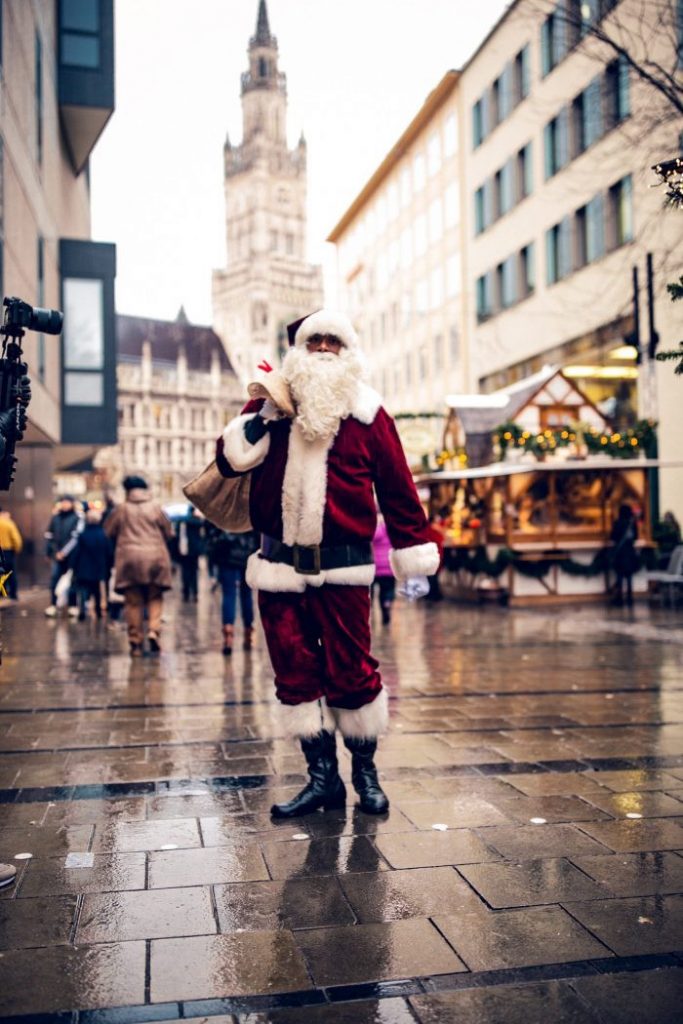 Munich: David Alaba se déguise en Père Noël dans la rue (PHOTOS)