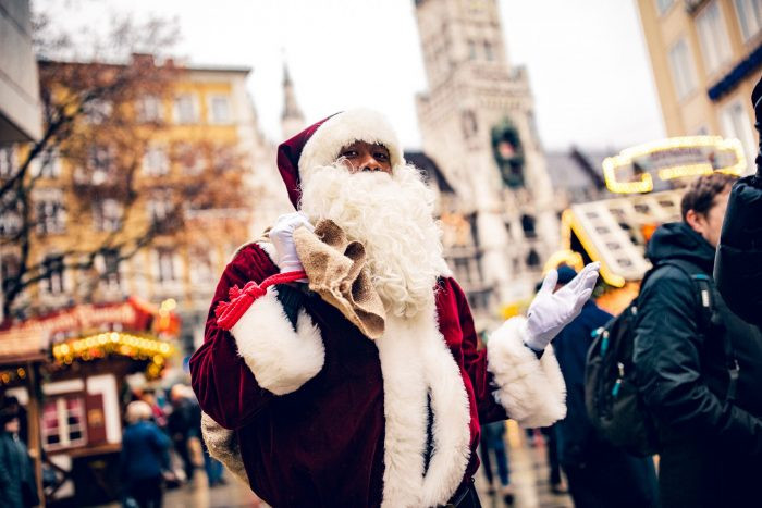 Munich: David Alaba se déguise en Père Noël dans la rue (PHOTOS)