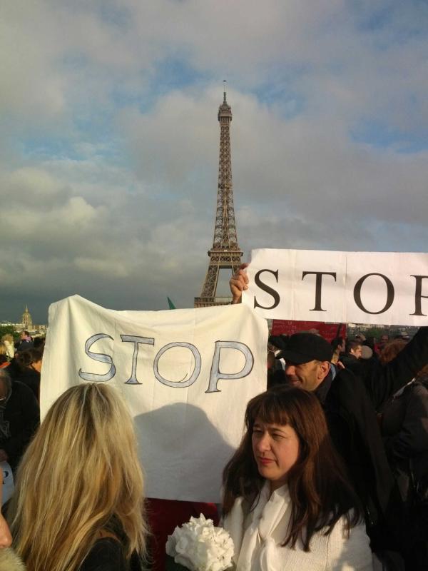 "Vague blanche" à Paris pour dire "stop" aux massacres en Syrie - PHOTOS