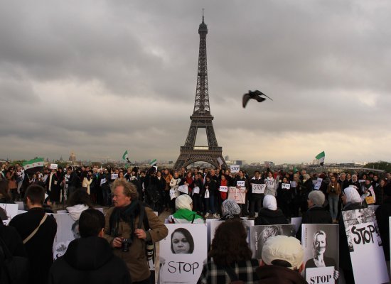 "Vague blanche" à Paris pour dire "stop" aux massacres en Syrie - PHOTOS
