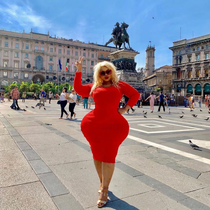 PHOTOS - En visite à Rome, la Bombe Eudoxie Yao au top de sa forme