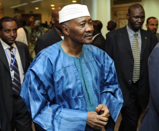 Dakar annonce des discussions pour un exil du président "ATT"