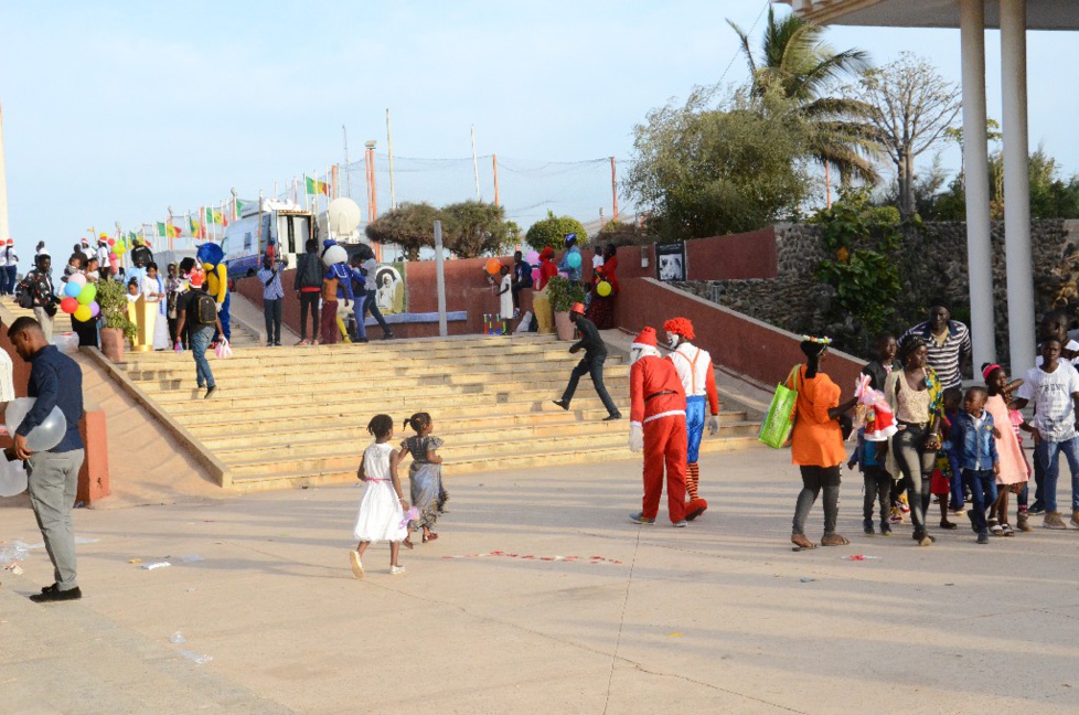 VIDEO + PHOTOS: Noël de "Ouf"  avec Coumba Gawlo Seck et les enfants à la place du Souvenir africain