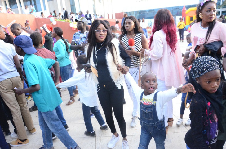 VIDEO + PHOTOS: Noël de "Ouf"  avec Coumba Gawlo Seck et les enfants à la place du Souvenir africain