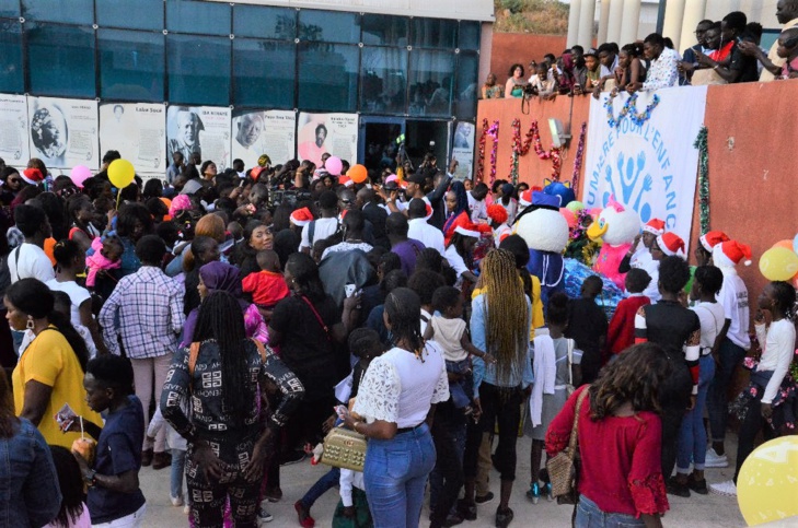 VIDEO + PHOTOS: Noël de "Ouf"  avec Coumba Gawlo Seck et les enfants à la place du Souvenir africain