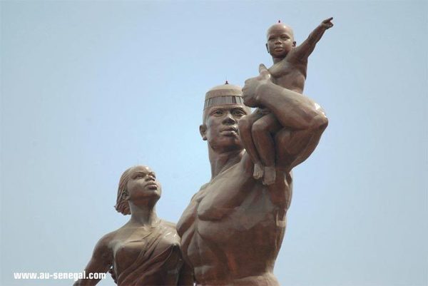 Monument de la « Renaissance », pourquoi interdit-on au public, d’emprunter la voie publique qui passe devant?