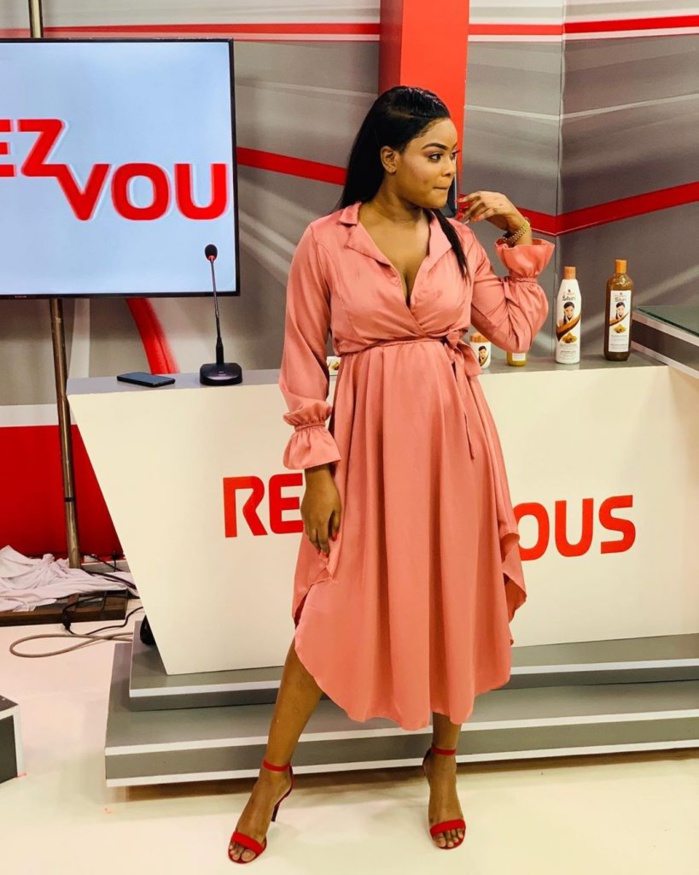 PHOTOS - La robe chic et classe de la mignonne actrice de la série «Idoles» devenue animatrice