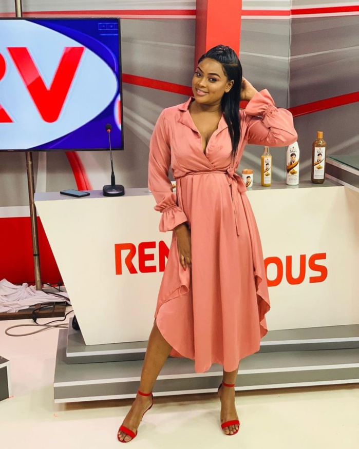 PHOTOS - La robe chic et classe de la mignonne actrice de la série «Idoles» devenue animatrice