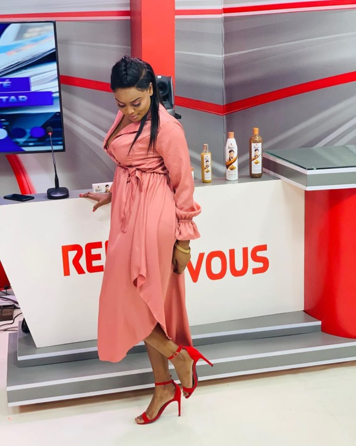 PHOTOS - La robe chic et classe de la mignonne actrice de la série «Idoles» devenue animatrice