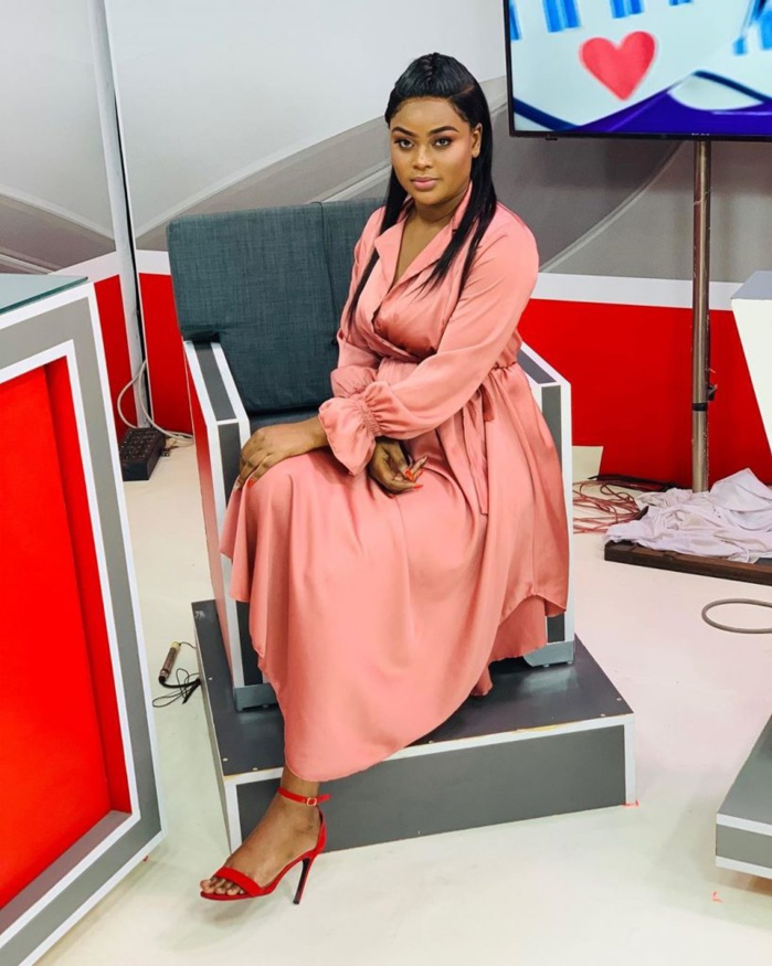 PHOTOS - La robe chic et classe de la mignonne actrice de la série «Idoles» devenue animatrice