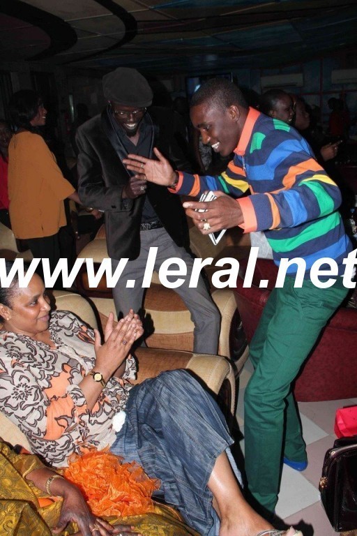 Les Pas de danse de Waly applaudi par sa maman