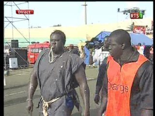Yékini  vient d'arriver au stade Demba Diop
