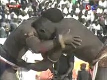 [ VIDEO ] Direct-Lutte : boy Reubeuss bat Nelson Mandela  