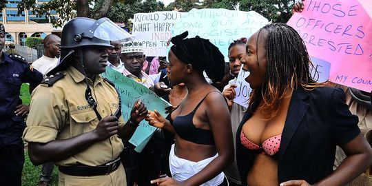 Ouganda : une manifestation en soutien-gorge contre des agressions sexuelles