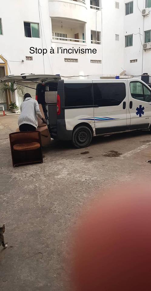 Photos: Incroyable, une ambulance utilisée pour des déménagements