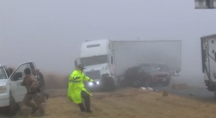 Scène effrayante: un camion fonce droit vers un groupe de policiers (VIDEO)