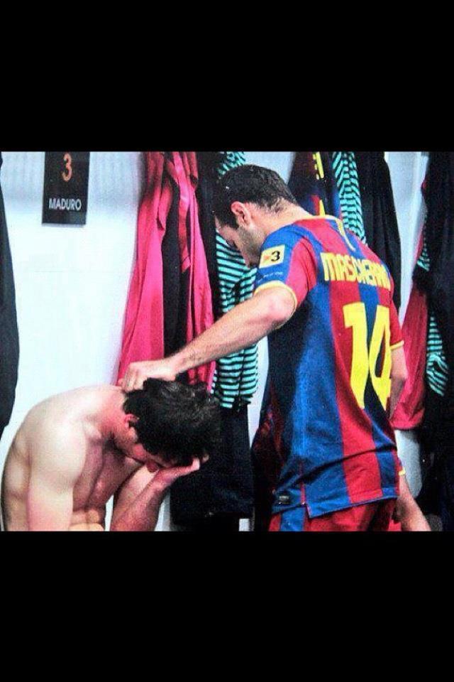 Messi en larmes dans les vestiaire après l'élimination du Barça