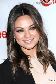 Mila Kunis très sexy en short doré à Las Vegas devant l'élégant James Franco