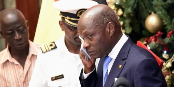 Présidentielle en Guinée-Bissau: le président sortant, en larmes, appelle au retour de la stabilité