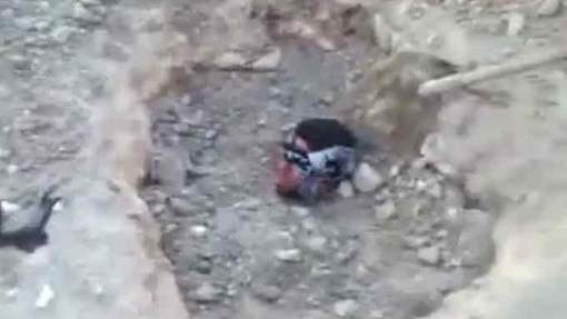 (VIDEO)Un rebelle syrien enterré vivant