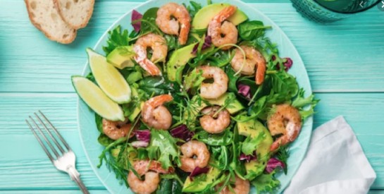 Faites-vous du bien avec cette salade détox aux crevettes